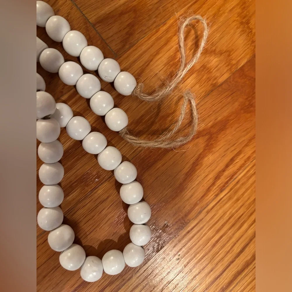 10ft white wood bead garland. Never used in excellent condition.